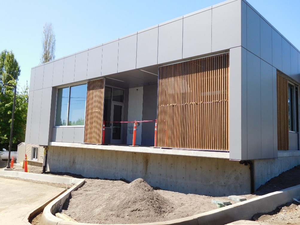 Installation of screens at Station 64 patio